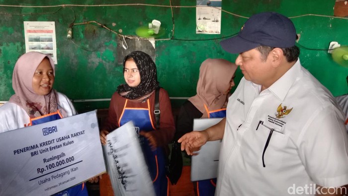Menko Perekonomian RI menyalurkan KUR kepada nelayan dan pedagang ikan di Indramayu