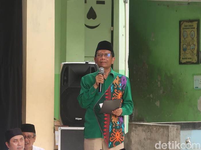 Menko Polhukam, Mahfud Md menjadi pembicara dialog kebangsaan di Pondok Pesantren (Ponpes) An-Nur, Ngrukem, Sewon, Bantul, Rabu (24/1/2024).