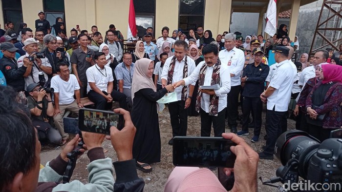 Menteri Agraria dan Tata Ruang/Kepala Badan Pertanahan Nasional Hadi  Tjahjanto saat menyerahkan sertifikat tanahvdi Tasikmalaya.