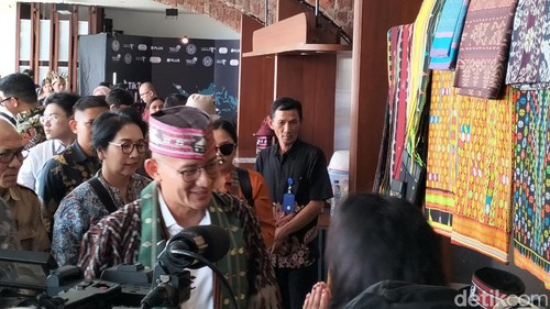 Menteri Pariwisata dan Ekonomi Kreatif Sandiaga Uno mengunjungi lapak UMKM di Puncak Waringin, Labuan Bajo, Manggarai Barat, NTT, Selasa (23/1/2024). (Ambrosius Ardin)