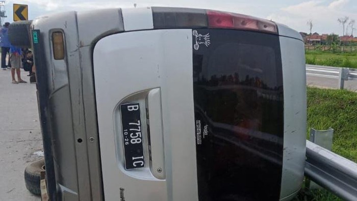 Mobil bermuatan rombongan santri asal Pekalongan terguling di jalan menuju pintu keluar tol Brebes Barat KM 262, Rabu (24/1/2024) pagi.
