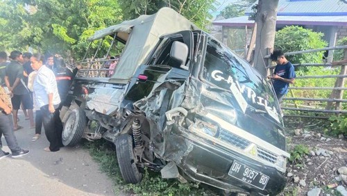 Mobil pikap rusak parah seusai ditabrak ambulans di Jalan Raya Desa Pitay, Kecamatan Sulamu, Kabupaten Kupang, NTT, Rabu (24/1/2024).