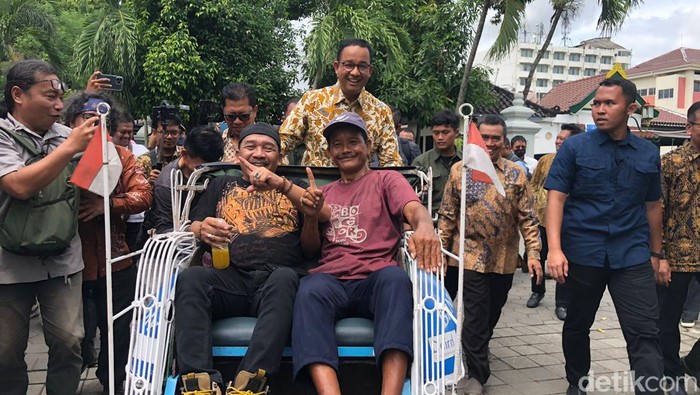 Momen Anies Baswedan narik becak di Kompleks Kepatihan, Rabu (24/1/2024).