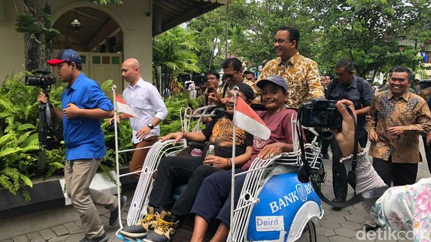 Momen Anies Baswedan narik becak di Kompleks Kepatihan, Rabu (24/1/2024).