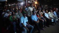 Nonton bareng itu diikuti puluhan pendukung Prabowo-Gibran. 