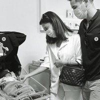 Melihat keadaan bayi tersebut, Nana pun segera membawanya ke rumah sakit. Untungnya nyawa bayi malang tersebut masih terselamatkan. Kini setelah kondisi sang bayi yang diberi nama Bella itu sudah stabil, Nana pun kembali menjenguk sekaligus menjadi momen perpisahannya dengan baby Bella. Foto: Instagram/@nanamirdad_