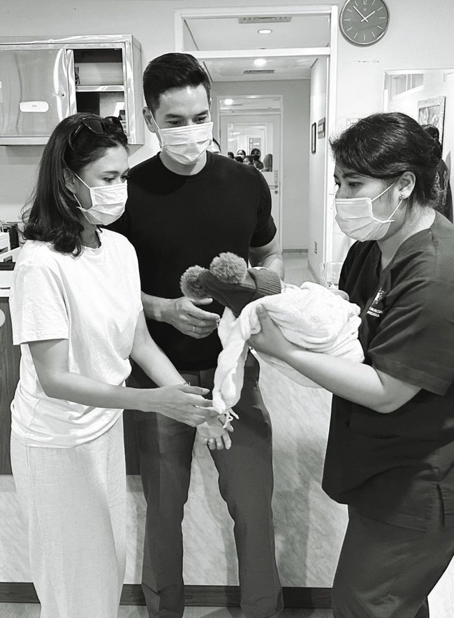 Setelah 3 hari dirawat di rumah sakit, baby Bella sudah diperbolehkan pulang. Bayi tersebut diserahkan oleh Nana ke dinsos. Meski mengaku banyak yang meminta agar Nana dan Andrew mengadopsi bayi tersebut, namun Nana menjelaskan jika ada beberapa alasan yang membuat dirinya dan Andrew memutuskan untuk tidak mengadopsi baby Bella, salah satunya karena sedang fokus mengurus anak-anaknya yang akan kuliah dan mulai beranjak remaja. Meski berat untuk melepas baby Bella namun menurut Nana bayi tersebut berhak mendapat orangtua yang bisa 100% menaruh fokus untuknya.  Foto: Instagram/@nanamirdad_