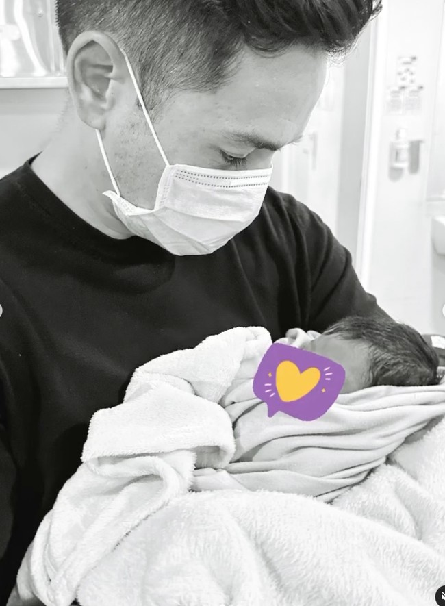 Ikut menemani Nana menjenguk baby Bella, Andrew juga tampak menggendong bayi yang ditemukan oleh asisten rumah tangganya itu. Momen perpisahan Nana dan Andrew dengan baby Bella pun berhasil bikin haru. Foto: Instagram/@nanamirdad_