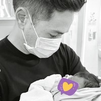 Ikut menemani Nana menjenguk baby Bella, Andrew juga tampak menggendong bayi yang ditemukan oleh asisten rumah tangganya itu. Momen perpisahan Nana dan Andrew dengan baby Bella pun berhasil bikin haru. Foto: Instagram/@nanamirdad_