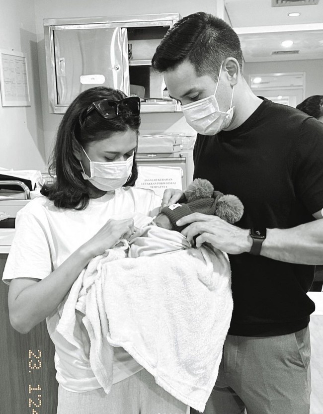 Unggahan Nana Mirdad pun langsung dibanjiri komentar netizen. Tak sedikit yang memuji aksinya yang mulia karena menyelamatkan bayi yang dibuang oleh orangtuanya. Dengan kejadian tersebut, Nana pun mengecam tindakan orangtua bayi yang secara kejam membuang dan membiarkan bayi kecil yang malang itu di semak-semak.  Foto: Instagram/@nanamirdad_