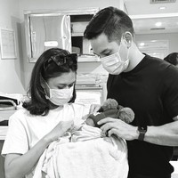 Unggahan Nana Mirdad pun langsung dibanjiri komentar netizen. Tak sedikit yang memuji aksinya yang mulia karena menyelamatkan bayi yang dibuang oleh orangtuanya. Dengan kejadian tersebut, Nana pun mengecam tindakan orangtua bayi yang secara kejam membuang dan membiarkan bayi kecil yang malang itu di semak-semak.  Foto: Instagram/@nanamirdad_