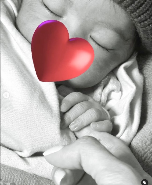 Sebelumnya melalui akun Instagram pribadi Nana Mirdad mengabarkan jika ART-nya pada 20 Januari 2024 menemukan seorang bayi yang di buang di semak-semak dekat rumahnya. Mirisnya, bayi perempuan tersebut ditemukan tanpa mengenakan pakaian dan masih memiliki tali pusar yang menempel. Bayi perempuan itu kemudian dibawa oleh ART Nana, Antika Sari, ke rumah Nana. Foto: Instagram/@nanamirdad_