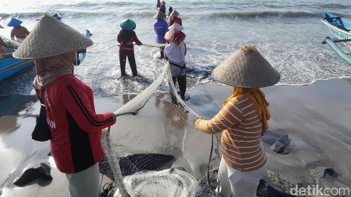 Nelayan yang sedang menjaring ikan dan Pantai Pangandaran