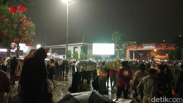 Suasana nobar Piala Asia 2023 di depan Balai Kota Solo, Rabu (24/1/2024).