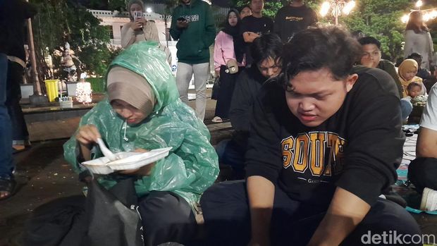 Suasana nobar Piala Asia 2023 di depan Balai Kota Solo, Rabu (24/1/2024).