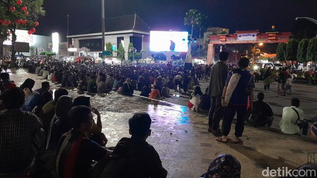Suasana nobar Piala Asia 2023 di depan Balai Kota Solo, Rabu (24/1/2024).