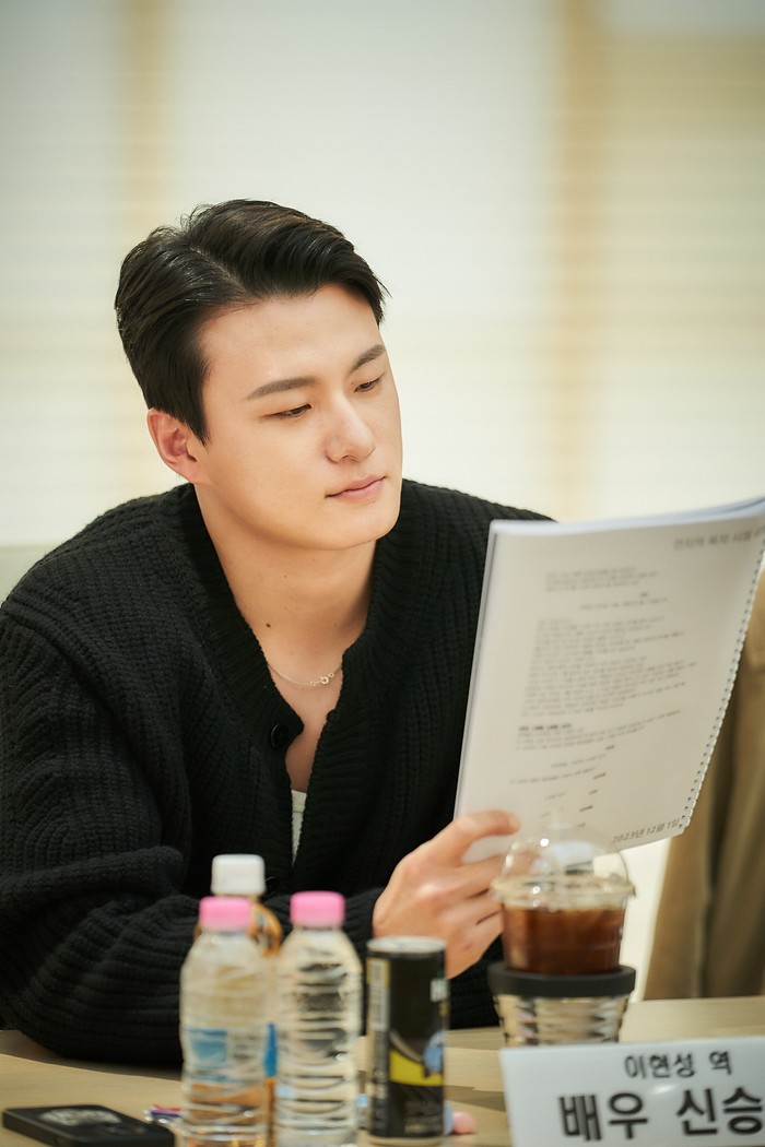 Shin Seung Ho saat pembacaan naskah pertama film Omniscient Reader’s Viewpoint.