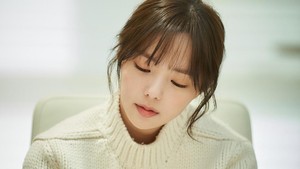 Chae Soo Bin akan berperan sebagai Yoo Sang Ah, teman kerja Kim Dok Ja yang ikut masuk ke dunia web novel bersamanya. (Foto: CHO WONJIN/REALIES Pictures)
