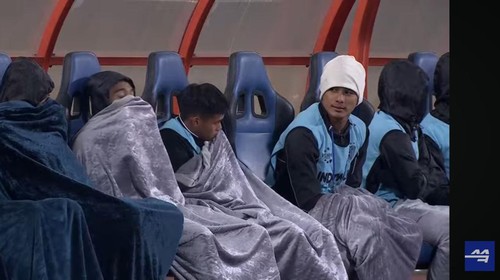 Para pemain Bali United yang duduk di bangku cadangan tampak kedinginan saat laga melawan tim wakil Korea Selatan (Korsel), Daejeon Hana Citizen, di Stadion Hang Day, Hanoi, Vietnam, pada Selasa (23/1/2024). (Tangkapan layar)