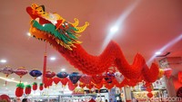 Ornamen naga merupakan salah satu pernak-pernik paling diminati warga pada Imlek tahun ini.