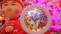 Miniatur barongsai juga menjadi pernak-pernik yang paling banyak di toko milik Sujani.