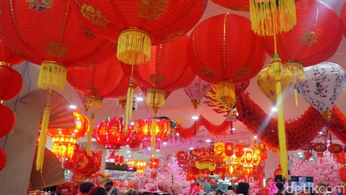 Sejumlah pedangang pernak-pernik imlek di Mall Pasar Atom Surabaya mulai ramai dikunjungi pembeli, Rabu (24/1/2024).