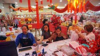 Suasana kasir salah satu toko pernak-pernik di Pasar Atom Mal yang ramai pembeli.