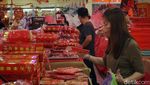 Pedagang Pernak-pernik di Pasar Atom Surabaya Meraup Cuan Jelang Imlek
