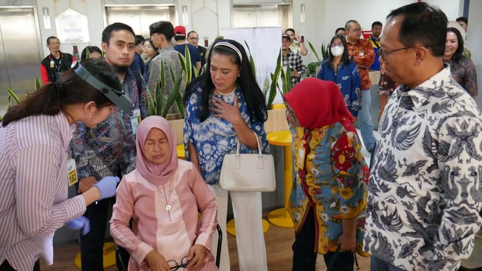 Direktur Utama Bank Mandiri Taspen Elmamber Sinaga (kanan), Komisaris Utama Mustaslimah (kedua kanan), dan aktris Lydia Kandou (tengah) menyaksikan pemeriksaan kesehatan mata peserta operasi katarak oleh tenaga medis di Graha Mantap, Jakarta, Rabu (24/1/2024).