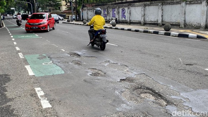 Penampakan kerusakan jalan di Jalan Aceh, Kota Bandung (Foto: Wisma Putra/detikJabar)