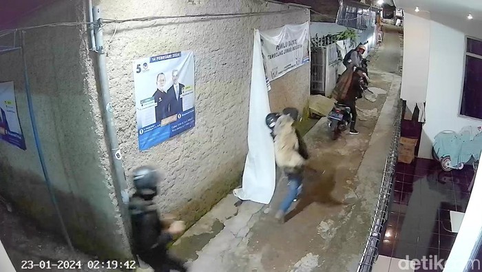 Pencuri menggendong domba yang dicuri di Kota Cimahi.