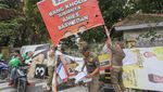 Bawaslu Depok Tertibkan APK di Jalan Raya Margonda