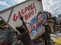 Bawaslu Depok Tertibkan APK di Jalan Raya Margonda