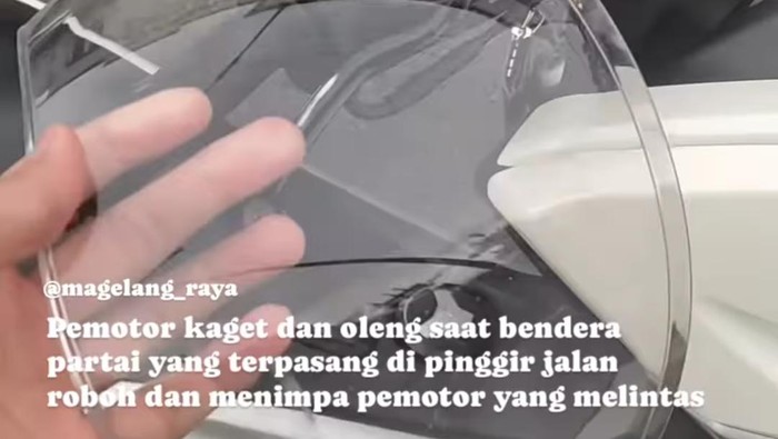 Pengendara sepeda motor tertimpa tiang bendera parpol di Mertoyudan Magelang.