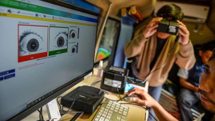 Percepatan perekaman KTP bagi pemilih pemula Siswa melakukan perekaman KTP elektronik di SMA Kartika XIX-1 Bandung, Jawa Barat, Rabu (24/1/2024). Pemerintah Kota Bandung tengah mempercepat perekaman KTP elektronik bagi pemilih pemula dengan melakukan perekaman jemput bola setiap hari ke berbagai SMA dan SMK di Kota Bandung guna mengejar jumlah daftar pemilih tetap pemula pada Pemilu 2024 mendatang. ANTARA FOTO/Raisan Al Farisi/rwa.