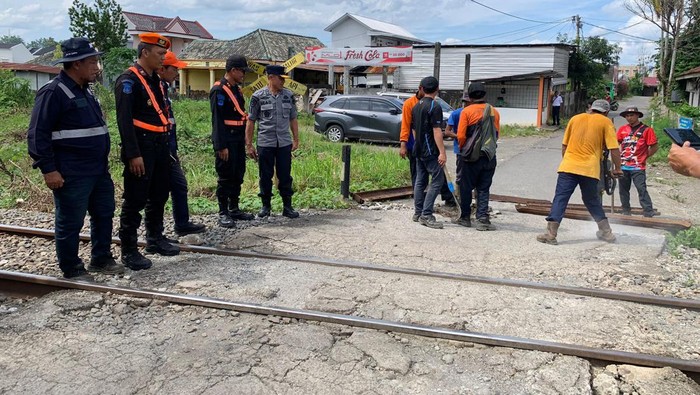 Perlintasan jalur kereta api liar di Lahat ditutup.