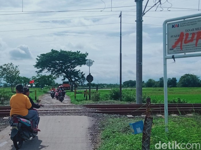 Perlintasan KA di Desa Boto, Kecamatan Wonosari, Klaten, Rabu (24/1/2024).