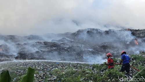 Petugas gabungan masih berjibaku memadamkan api di TPA Sente, Desa Pikat, Kecamatan Dawan, Klungkung, Bali, Rabu (24/1/2024). (Foto: Putu Krista/detikBali)