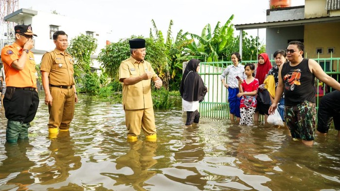 Pj Bupati Muba Apriyadi saat meninjau banjir yang terjadi di wilayahnya.