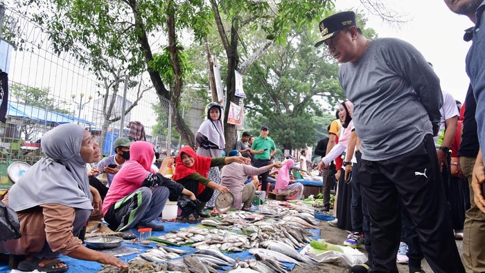 Pj Gubernur Sulsel Bahtiar Baharuddin meninjaukan Gerakan Pangan Murah di Pasar Sentral Lama.