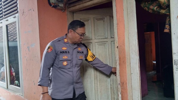 Polisi cek rumah yang dirusak pemuda Sukabumi.