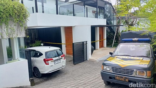 Polisi memasang garis di sekitar ruang depan Vila Palm House, Desa Tumbakbayuh, Kecamatan Mengwi, Kabupaten Badung, Selasa (23/1/2024). (Agus Eka/detikBali)