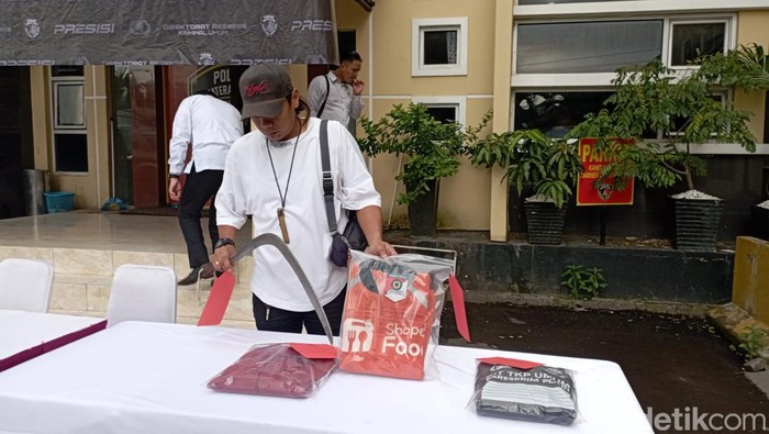 Polisi menunjukkan barang bukti celurit yang diamankan di Palembang.