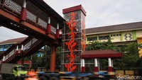 JPO yang dibangun Dinas Bina Marga DKI ini memiliki panjang 22,60 meter dan tinggi tujuh meter dengan menonjolkan warna merah bata dan kayu yang telah rampung pengerjaannya pada 29 November 2023. 