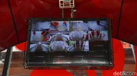 Demi keamanan dan kenyamanan, JPO juga dilengkapi dengan 11 CCTV dan 2 lift. 