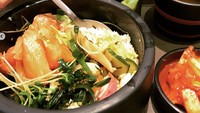 Tamatan Universitas Harvard ini tengah makan siang yang amat telat di food court Lotte di Myeongdong, Korea Selatan. Foto makanan ini menjadi yang pertama diunggah di Instagram-nya. Foto: Instagram dan Twitter Tom Lembong