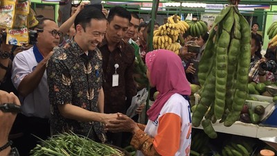 Potret Tom Lembong Saat ke Pasar hingga Makan Nasi Bungkus