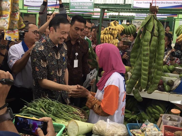 Potret Tom Lembong Saat ke Pasar hingga Makan Nasi Bungkus