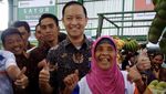Potret Tom Lembong Saat ke Pasar hingga Makan Nasi Bungkus