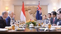 Menjadi bagian pemerintahan, pada 2016, ia bersama Presiden Joko Widodo menghadiri ASEAN Summit. Pembicaraan ini berlangsung bersamaan jamuan makan. Foto: Instagram dan Twitter Tom Lembong
